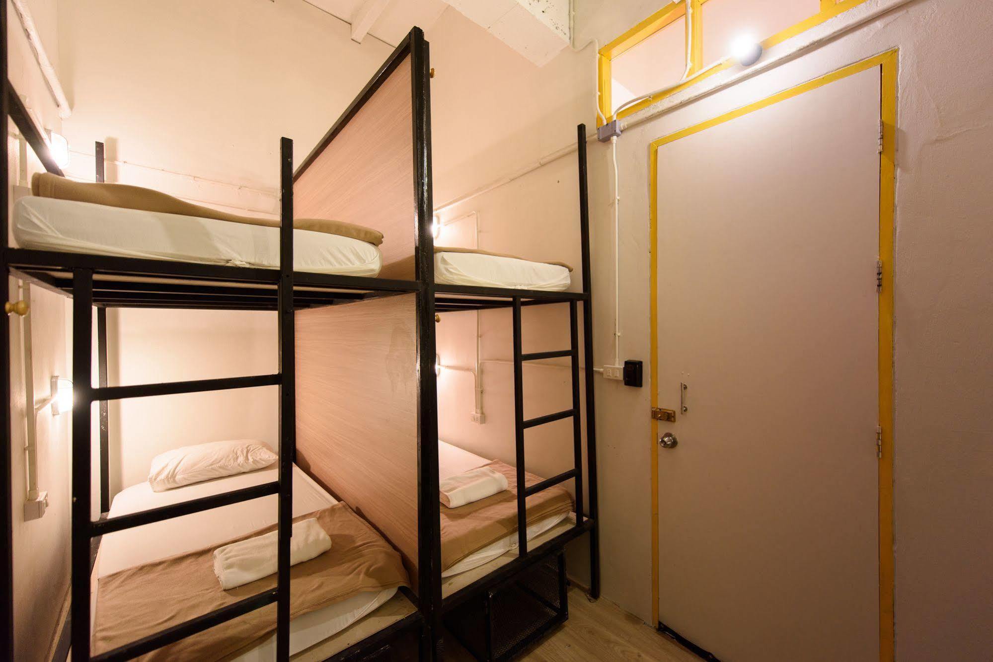 Warm White Hostel Bangkok Dış mekan fotoğraf