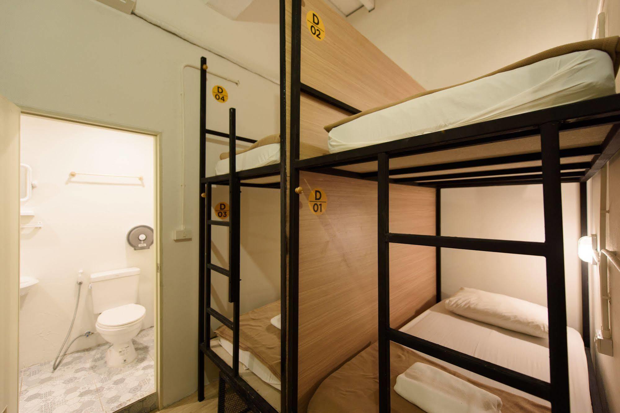 Warm White Hostel Bangkok Dış mekan fotoğraf